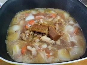 下鸡腿肉，咖喱块，小火煮至浓稠。