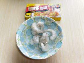 将虾仁解冻，放入清水，自然化冻即可。