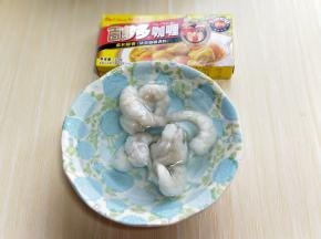 将虾仁解冻，放入清水，自然化冻即可。