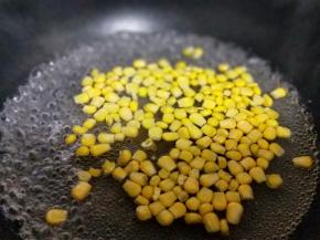 玉米粒焯水，水烧开后放入玉米粒，大火烧开1分钟后捞出，淋干水份。