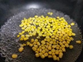 玉米粒焯水，水烧开后放入玉米粒，大火烧开1分钟后捞出，淋干水份。