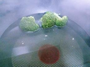 西蓝花焯水。水开后将西蓝花放入锅中，再次烧开捞出即可。