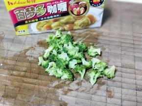 焯水的西蓝花切小朵。