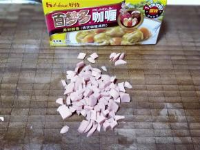 火腿去掉外皮，切丁。