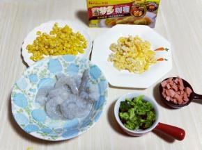 鸡蛋敲碗里加入盐用筷子打散，之后煎鸡蛋饼，再切碎即可。所有食材准备完成。