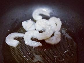 起油锅，加入虾仁煸炒。