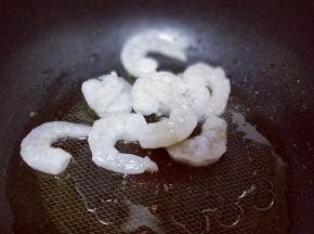 起油锅，加入虾仁煸炒。