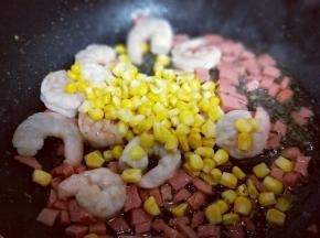 再加入焯水的玉米粒。