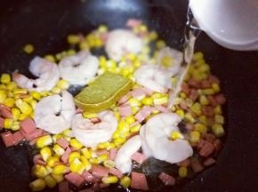 再加入少许清水。（不要加太多，一点就可以）