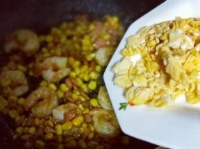 加入提前煎好的鸡蛋。