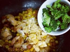 再加入焯过水的西蓝花。