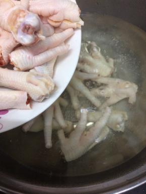在把鸡脚放入锅中焯水五分钟
