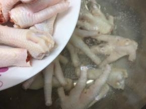 在把鸡脚放入锅中焯水五分钟
