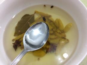 晾凉的调料水在放入一勺白醋搅拌均匀
