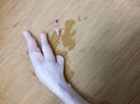 将鸡脚洗干净，切去指甲
