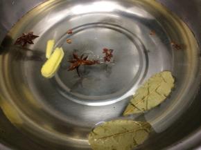 汤锅里加入适量的水，在把一半的调料和适量的料酒放入锅中，大火煮开
