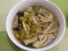 然后将鸡脚放入锅中搅匀
