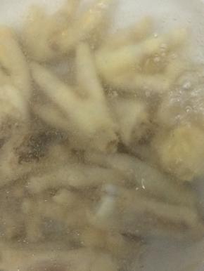 在用水浸泡三十分钟，中间在换几次水
