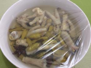 盖上保鲜膜放入冰箱冷藏一夜
