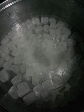 开始熬糖浆。锅里加一碗水放入冰糖熬至冰糖融化，煮糖水过程中水份流失多的可以再加点水