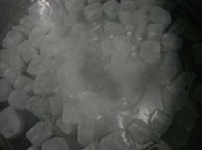 开始熬糖浆。锅里加一碗水放入冰糖熬至冰糖融化，煮糖水过程中水份流失多的可以再加点水