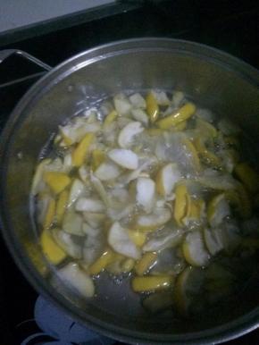 冰糖融化后放入挤干水份的柚子皮，让柚子皮充分吸收糖浆，这个过程需不停搅拌