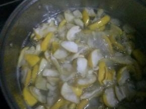 冰糖融化后放入挤干水份的柚子皮，让柚子皮充分吸收糖浆，这个过程需不停搅拌