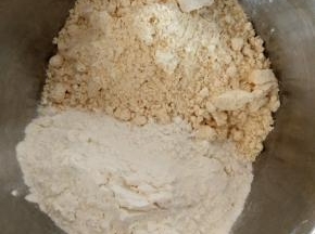 两种面粉入盆