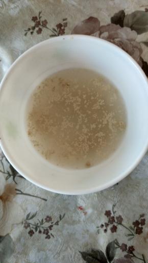 酵母用温水划开