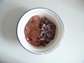 肉切成细小的粒状，不要剁成泥状，觉得有一点颗粒状更好吃，小葱头也切碎