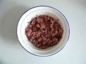 放入酱油，胡椒粉，盐，鸡粉和油，
拌匀成馅