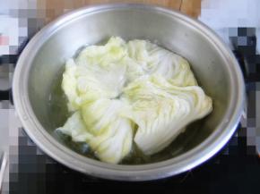 煮锅烧开水，把白菜叶烫软后捞出过凉