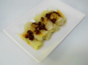 浇上自己喜欢吃的酱料，或者炸些酱浇上。我浇的是现成的香菇酱