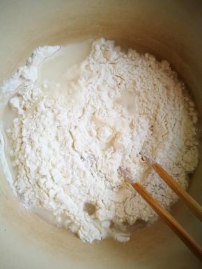 面粉，水，盐混合均匀，揉成面团