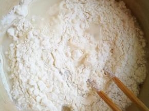 面粉，水，盐混合均匀，揉成面团