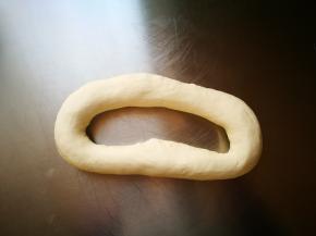 揉光滑后，整成如图形状，盖上盖子醒面，醒面的功夫准备馅料