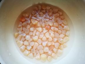 泡了几个小时的干贝，泡之前，洗一次，适量水泡上，泡好后剩下的水不要倒，留着