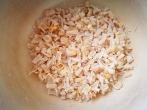 泡好的干贝捏散待用