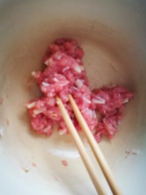 加上泡干贝的水搅打进去，充分吸收