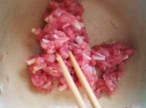 加上泡干贝的水搅打进去，充分吸收