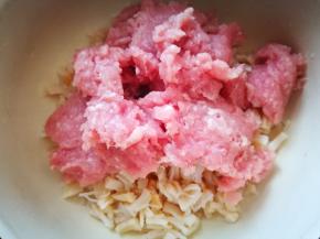 将打好的肉馅和干贝混合