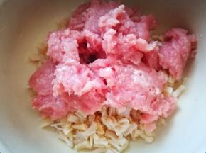 将打好的肉馅和干贝混合