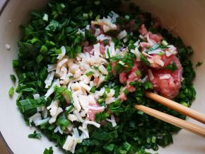 加上洗净切好的韭菜