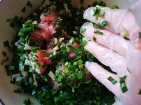 加入生抽，一点老抽，黑胡椒粉，花生油，盐。给盐的时候一定要尝下再加适量盐，因为干贝是咸的，把馅混合均匀，备用