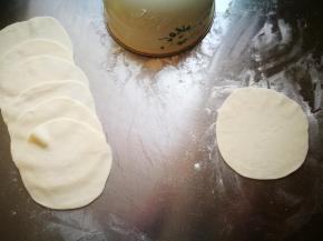 擀成周边薄，中间较厚的饺子皮，我喜欢薄皮大馅的饺子，非常不喜欢厚皮。所以擀得比较薄