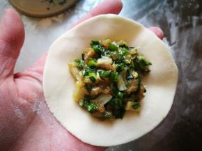 包入馅料，捏成你喜欢的饺子形状，我这次直接双手挤的，快