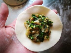包入馅料，捏成你喜欢的饺子形状，我这次直接双手挤的，快