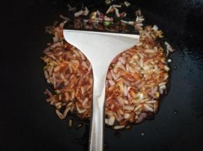 切碎洋葱入油锅炸葱油，洋葱炸焦，非常香