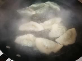 锅中加水烧开，用最传统的煮饺子方法。水开后，下饺子，盖盖，再次烧开后，加入小半碗凉水盖盖，如此反复3次，点3次凉水，饺子浮起来就熟了 煮熟后捞出