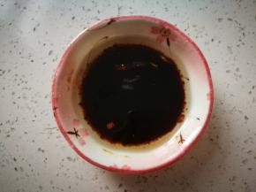 准备味碟，加点生抽，香醋，香油，洋葱油拌匀